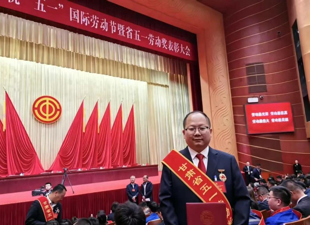 【弘揚(yáng)教育家精神·礦院名師風(fēng)采展播】全省表彰！康昌盛同志榮獲甘肅省五一勞動(dòng)獎(jiǎng)?wù)? />
                        </a>
                      </div>
                      <div   id=